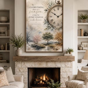Op de afbeelding: Een ingelijst kunstwerk met een aquarel landschap met bomen en een zakhorloge. Het kunstwerk bevat de tekst "To everything there is a season, a time for every purpose under heaven." Het kunstwerk wordt boven een open haard getoond.