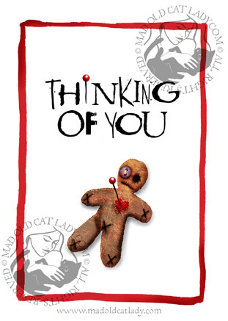 Pu&ograve; includere: Un biglietto incorniciato di rosso con il testo "Thinking of You" in nero. Un pupazzo voodoo marrone con un cuore rosso e uno spillo che lo attraversa si trova nell'angolo in basso a destra del biglietto.