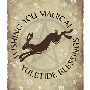 Peut inclure: Carte de style vintage avec un lièvre brun sautant au-dessus d'un pentagramme. Le texte dit « Wishing You Magical Yuletide Blessings » dans un cercle, avec des flocons de neige éparpillés. Le fond a un aspect vieilli et texturé.