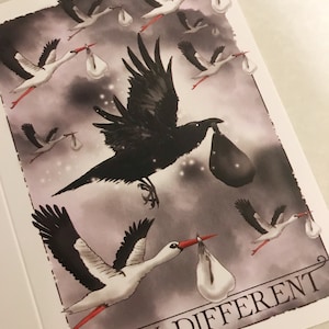 Op de afbeelding: Een zwarte raaf met een witte zak in zijn snavel vliegt tussen een zwerm witte ooievaars met witte zakken in hun snavels tegen een grijs-witte bewolkte achtergrond. De tekst "BORN DIFFERENT" staat onderaan de afbeelding.