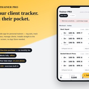 以下が含まれることがあります： Trainer PROモバイルアプリのインターフェースを表示するスマートフォン。ポンド単位の重量やRPE指標を含むクライアントのワークアウトトラッカーが表示されています。画面には、バックスクワットやベンチプレスを含むJane Doeのトレーニングサマリーが表示されています。