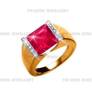 Può includere: Un anello in oro con una grande pietra preziosa rettangolare di un rosso vibrante al centro. La pietra è affiancata su due lati da due file verticali di piccoli diamanti bianchi scintillanti. Il testo FM GEMS JEWELLERY appare sullo sfondo.