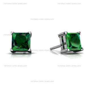 Pode incluir: Um par de brincos de tarracha com pedras preciosas verde-escuras de corte quadrado em uma armação de metal prateado. Um brinco é mostrado de frente, enquanto o outro está em ângulo para exibir o pino e a lateral da cravação.