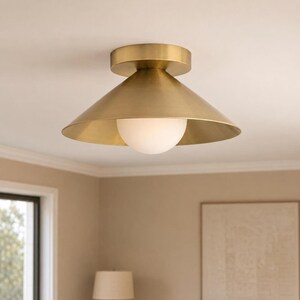 Plafoniera in ottone, design moderno di metà secolo con globo in vetro e cono.