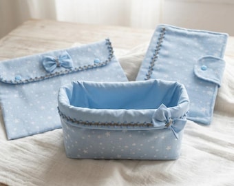Gepersonaliseerde 3-delige babycadeauset, met sterren of een stof naar keuze, inclusief doosje babydoekjes, ziekenhuistas, verschoningsmandje en kraamcadeau.