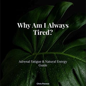 Könnte beinhalten: Buchcover mit dem Titel "Why Am I Always Tired?" in weißer Schrift. Das Cover zeigt ein großes, dunkelgrünes Blatt mit Wassertropfen vor einem schwarzen Hintergrund. Der Untertitel lautet "Adrenal Fatigue & Natural Energy Guide" mit dem Namen des Autors, Chris Pavese.