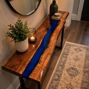 Mesa consola rectangular de madera con borde natural y resina epoxi azul, estilo río, ideal para la decoración de pasillos (personalizable).