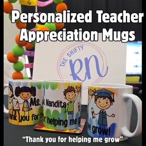 Puede incluir: Tres tazas de cerámica blanca con coloridas ilustraciones de dibujos animados de niños y profesores. Las tazas muestran el texto "Ms. Nandita" y "Thank you for helping me grow" en letras negras, junto a un cartel que dice "The Shifty RN".