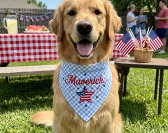 Pañuelo personalizado para perros del 4 de julio, bufanda para mascotas bordada a cuadros azules, pañuelos con nombres patrióticos, bufanda para cachorros con nombre personalizado, regalos para mascotas de EE. UU.