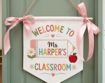 Letrero personalizado con el nombre del profesor, banderín bordado de bienvenida para el aula con lazo, regalo para profesores para la vuelta al cole, adorno de pared personalizado con el nombre.
