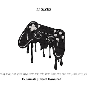 Peut inclure: Un motif de broderie noir représentant une manette de jeu vidéo avec un effet de fonte. Le texte 11 SIZES apparaît en haut, et le texte EMB, EXP, DST, CND, BRO, STX, JEF, JPX, SEW, ART, PES, PEC, VP3, HUS, PCS, XXX 15 Formats | Instant Download en bas.