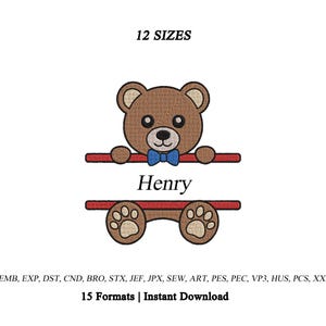 Könnte beinhalten: Ein Stickmuster mit einem braunen Teddybären mit blauer Fliege, der über und unter einem zentralen horizontalen Bereich mit dem Namen Henry in schwarzer Schrift platziert ist, sowie dem Text 12 SIZES und 15 Formats | Instant Download.
