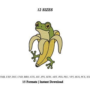 Op de afbeelding: Een borduurontwerp met een groene kikker die uit een gele bananenschil komt. De tekst 12 SIZES staat bovenaan en de tekst EMB, EXP, DST, CND, BRO, STX, JEF, JPX, SEW, ART, PES, PEC, VP3, HUS, PCS, XXX 15 Formats | Instant Download staat onderaan.
