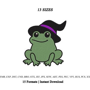 Puede incluir: Un diseño de bordado que muestra una rana verde con un sombrero de bruja negro y una banda morada. El texto 13 SIZES aparece en la parte superior, y el texto EMB, EXP, DST, CND, BRO, STX, JEF, JPX, SEW, ART, PES, PEC, VP3, HUS, PCS, XXX 15 Formats | Instant Download aparece en la parte inferior.