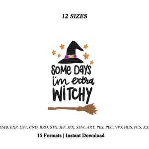 Op de afbeelding: Een borduurontwerp met een zwarte heksenhoed met een paarse band en gele gesp, omringd door oranje sterren. De tekst luidt 'SOME DAYS i'm extra WITCHY' in het zwart, met een bruine bezemsteel eronder. 12 MATEN en 15 FORMATEN.