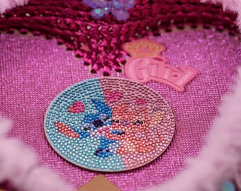 Un cestino a Cuore Stitch all'Uncinetto con Base in Legno, Organizer Kawaii Rosa e Fucsia con Strass e Glitter, Regalo Disney Personalizzato