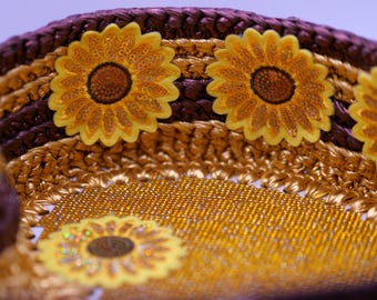 Panier en forme de cœur au crochet avec base en bois + porte-clés tournesol offert. Panier tournesol au crochet avec fond pailleté.