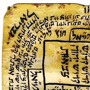 Könnte beinhalten: Nahaufnahme eines verwitterten, pergamentartigen Dokuments mit hebräischen Texten. Das Dokument ist gealtert, mit einem vergilbten Hintergrund und dunkelbraunen Flecken. Schwarze hebräische Buchstaben sind dicht gepackt und bilden mehrere Textzeilen und kastenförmige Abschnitte.