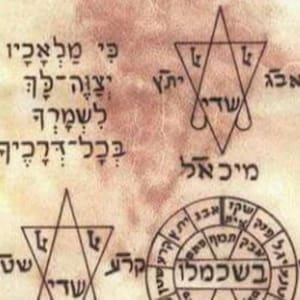 Può includere: Immagine in tonalità seppia con antico testo ebraico e simboli geometrici. Il design include una Stella di David, triangoli ed elementi circolari con iscrizioni. L'estetica generale suggerisce un tema storico o spirituale.