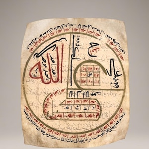 Puede incluir: Pergamino antiguo con intrincada caligrafía en tinta negra y roja. El diseño central presenta un diseño circular con escritura árabe, incluyendo la palabra "Allah" de forma prominente. El papel envejecido tiene una forma ligeramente irregular.