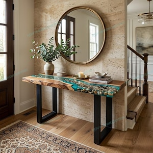 Può includere: Una consolle in legno con un design a fiume. Il tavolo presenta un fiume in resina turchese con pietre incastonate, incastonato in una superficie di legno naturale. Ha gambe in metallo nero ed è adornato con oggetti decorativi.