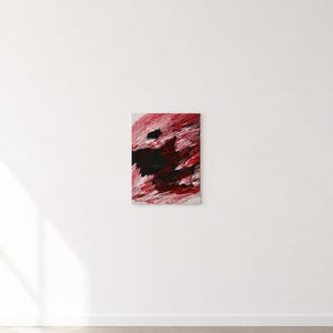 Peut inclure: Une peinture sur toile rectangulaire présentant des coups de pinceau abstraits dans des tons de cramoisi profond, de rouge vif, de blanc et de noir. La composition montre une application de peinture texturée et superposée.