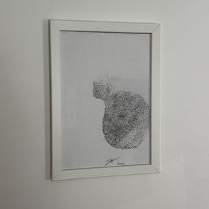 Peut inclure: Une impression d'art en noir et blanc réalisée en pointillés, représentant un amas circulaire dense de minuscules points formant une nuée d'oiseaux. L'œuvre est encadrée dans un cadre rectangulaire blanc simple avec une signature et une date manuscrites.