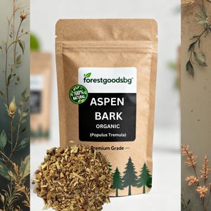 Könnte beinhalten: Ein brauner Kraftpapierbeutel mit Bio-Espenrinde, beschriftet mit dem Text forestgoodsbg, 100% NATURAL, ASPEN BARK, ORGANIC, Populus Tremula und Premium Grade. Ein Haufen kleiner, hellbrauner Rindenstücke liegt vor dem Beutel auf dem Boden.