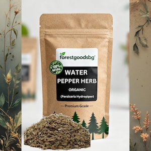 Op de afbeelding: Een bruine kraftpapieren zak met biologisch waterpeperkruid, gelabeld met de tekst forestgoodsbg, Water Pepper Herb, Organic, Persicaria Hydropiper en Premium Grade, voorzien van een groen 100% natural zegel en dennenboomafbeeldingen.