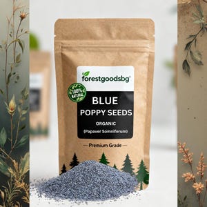 Op de afbeelding: Een bruine kraftpapieren zak met het label forestgoodsbg Blue Poppy Seeds Organic Papaver Somniferum Premium Grade en een 100% Natural zegel. Een hoopje kleine, donkerblauw-grijze maanzaadjes ligt voor de zak, die een bosafbeelding toont.
