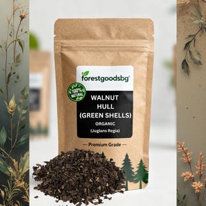 Peut inclure: Un sachet en papier brun étiqueté forestgoodsbg contenant des coques de noix vertes biologiques. L'étiquette porte le texte Walnut Hull (Green Shells) Organic (Juglans Regia) Premium Grade et un sceau 100% Natural. Un tas de morceaux de coques de noix séchées brun foncé est posé devant.