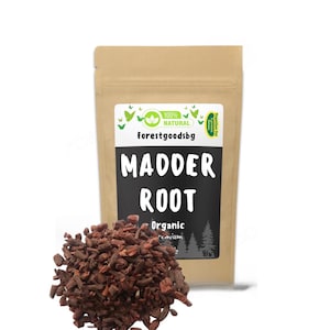 Könnte beinhalten: Eine braune Papiertüte mit Krappwurzel, einem Naturprodukt, mit dem Text "Forestgoodsbg" und "Organic Premium". Ein Haufen der rotbraunen Wurzel liegt davor.