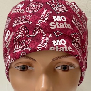 Peut inclure: Un bonnet de travail de couleur bordeaux avec un motif blanc répété des mots "MO State" et "Missouri State". Le bonnet est sur une tête de mannequin.