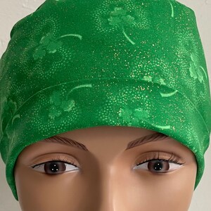 St. Patrick's Green Verstellbarer, Fold Up Scrub Hut: Grün und Gold Funkeln Kleeblatt