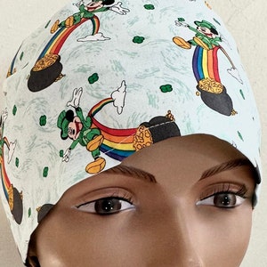 Mickey Rainbow und Pot of Gold St Patrick's Day Scrub Hat mit passender Badge Reel Option