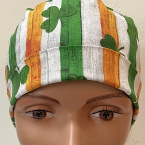 St. Patricks Day Clovers - Verstellbarer, faltbarer Scrub-Hut mit passender Badge-Walzen-Option