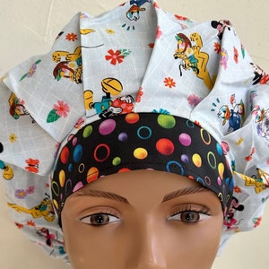 Minnie, Mickey and Friends Easter Bouffant Scrub Hat avec option de bobine d&#39;insigne assortie