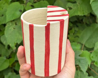 Malowany ręcznie ceramiczny kubek podróżny w czerwone paski, minimalistyczny ceramiczny kubek do kawy (z pokrywką)