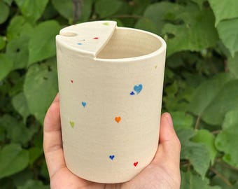 Tazza da viaggio in ceramica fatta a mano, con cuori colorati, bicchiere in ceramica minimalista (con coperchio)
