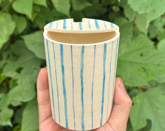 Taza de viaje de cerámica hecha a mano con rayas azules y tapa, vaso de cerámica minimalista.