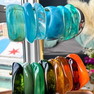 Conjunto de pulseiras e braceletes personalizados em acrílico e resina | Estilo anos 90, joias coloridas inspiradas em viagens e festivais | Conjunto de pulseiras e braceletes Y2K