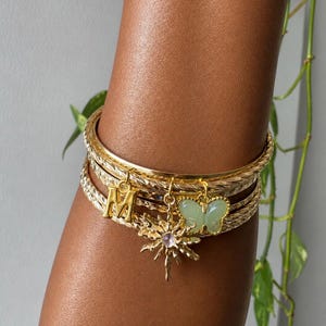 Conjuntos de pulseras/brazaletes personalizados con dijes: dijes con nombres/iniciales, dijes de jade personalizables para pulseras.
