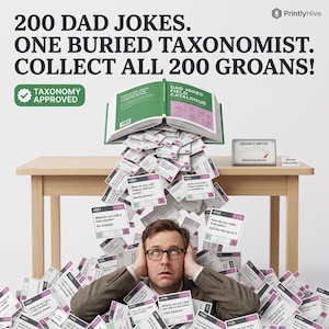 Könnte beinhalten: Ein Buch mit dem Titel Dad Jokes Field Catalogue mit grünem Einband, das mit zahlreichen quadratischen Karten voller Witze gefüllt ist. Eine Person mit Brille ist von diesen Karten umgeben und hält sich die Ohren zu. Ein Groan-O-Meter ist zu sehen.