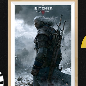 Peut inclure: Impression encadr&eacute;e du jeu vid&eacute;o "The Witcher 3: Wild Hunt". L'&oelig;uvre repr&eacute;sente un homme aux cheveux blancs et en armure, portant des &eacute;p&eacute;es, sur fond de paysage montagneux enneig&eacute;. Le logo du jeu est en haut.