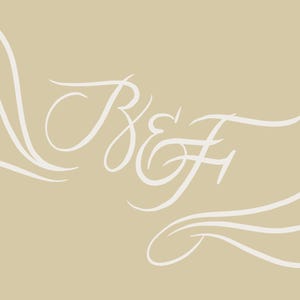 Peut inclure: Design calligraphique crème sur fond beige. Le design présente les lettres "B & F" dans une écriture fluide, accompagnées de volutes décoratives. L'esthétique générale est élégante et minimaliste.