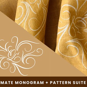 Peut inclure: Tissu jaune moutarde avec un motif floral blanc. L'image présente une section diagonale marron avec des volutes décoratives blanches et le texte "ULTIMATE MONOGRAM + PATTERN SUITE ***" dans une bannière marron foncé en bas.