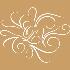 Op de afbeelding: Wit, wervelend bloemmotief op een bruinbeige achtergrond. Het ontwerp heeft elegante rondingen en krullen, waardoor een decoratief en artistiek element ontstaat. De algehele esthetiek is strak en verfijnd, geschikt voor diverse design toepassingen.