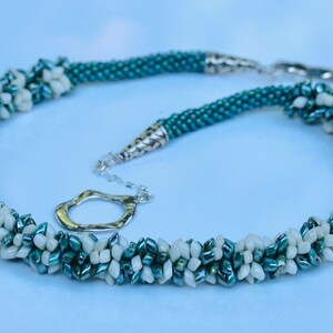 Collar Magatama Kumihimo verde menta y perla