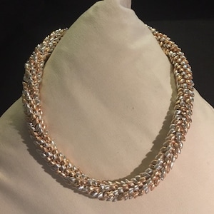 Collar Magatama Kumihimo de plata y oro
