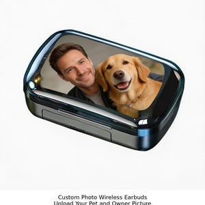 Puede incluir: Una funda de auriculares inalámbricos negra y plateada con una foto personalizada de un hombre y un golden retriever. La funda tiene un acabado brillante y una tapa con bisagras. El texto de la imagen dice: Custom Photo Wireless Earbuds, Upload Your Pet and Owner Picture, Personalized Pet Lover Gift.